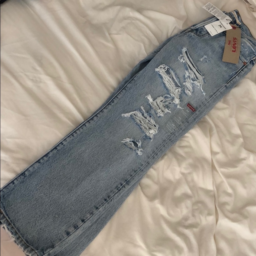 NWT DISTRESSED LEVI JEANS